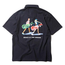 BENCH AT THE GREENE GOLF / BACK PRINT STRETCH SHIRT